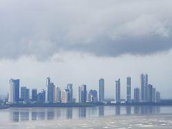gewitterwolken ueber skyline von panama city 22 05