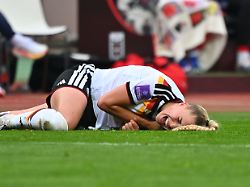 giulia gwinn ger am boden verletzt verletzung fussball wm qualifikation frauen deutschland oesterreich 5 1 am 14 04 2026 max morlock stadion nuernberg
