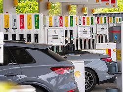 grosse tankstelle shell mit vielen zapfsaeulen am flughafen duesseldorf symbolbild nrw deutschland