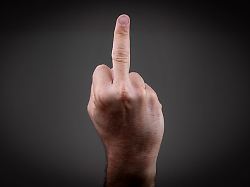 grundsaetzlich wenig elegant der stinkefinger im arbeitskontext