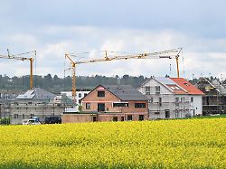 haeuser werden in einem neubaugebiet gebaut