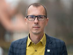 heiko wersig parteilos buergermeister bannewitz steht am rathaus bei maeharbeiten in der gemeinde bannewitz haben gemeindemitarbeiter herrenlose goldbarren gefunden