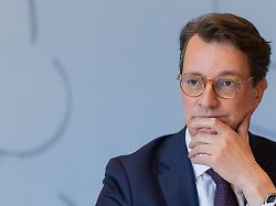 hendrik wuest cdu ministerpraesident von nordrhein westfalen aeussert sich in der landespressekonferenz im landtag zu aktuellen politischen themen