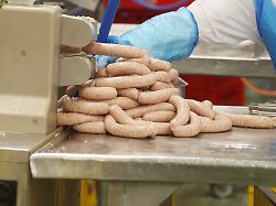 herstellung von bratwuersten in einem thueringer betrieb