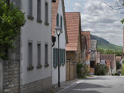 historische winzerhaeuser an der dorfstrasse von huettenheim unterfranken bayern deutschland europa
