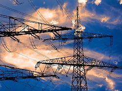 hochspannungsmasten stehen vor einem himmel mit dramatischen wolken als symbolbild fuer die infrastruktur der energieversorgung durch elektrizitaet fotomontage 1