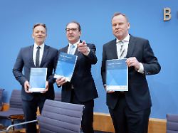 holger muench alexander dobrindt und andy grote bei der bundespressekonferenz vorstellung der polizeilichen kriminalstatistik 2025 im haus der bundespressekonferenz berlin 20 04