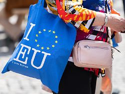 i love europe steht auf einer tasche die eine frau auf dem europafest in frankfurt am main traegt die wahl zum europaeischen parlament findet vom 6 bis zum 9 juni 2024 statt