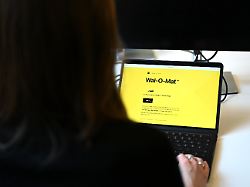 illustration 20 04 2026 hamburg eine frau schaut auf einem laptop auf die parodie website wal o mat auf der man seine position zum in der ostsee gestrandeten buckelwal testen kann gestellte szene