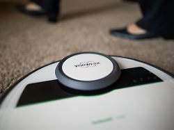 illustration der saugroboter vorwerk kobold vr200 steht am 18 05 2016 vor beginn der bilanzpressekonferenz des unternehmens in duesseldorf nordrhein westfalen auf einem teppich