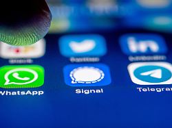 illustration die app logos fuer die messenger whatsapp signal und telegram auf einem iphone smartphone aufgenommen am 19 01 2021 in berlin gestellte szene