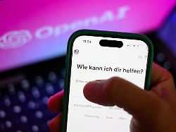 illustration ein smartphone mit dem ki chatbot chatgpt ist vor dem logo des us softwareunternehmens openai zu sehen viele jugendliche wuenschen sich den umgang mit ki im unterricht zu lernen