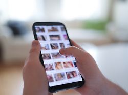 illustration ein junger mann schaut sich auf einem smartphone eine porno internetseite an gestellte szene