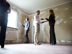 illustration eine maklerin zeigt interessenten am 19 06 2018 in einem mietshaus in berlin eine leerstehende unsanierte wohnung gestellte szene