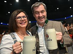 ilse aigner csu l praesidentin des bayerischen landtags und markus soeder csu ministerpraesident von bayern halte bierkruege beim starkbieranstich in der paulaner brauerei am nockherberg