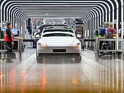 in der gigafactory berlin brandenburg rollen fahrzeuge vom typ tesla model y bei der endkontrolle vom band