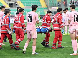 infortunio jonathan klinsmann del cesena durante la partita di serie b tra palermo e cesena allo stadio renzo barbera di palermo italia sabato 18 aprile 2026 calcio 1