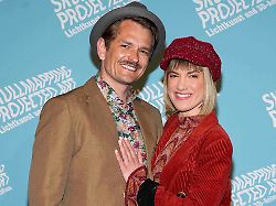 isabell horn jens ackermann bei der eroeffnung der ausstellung skullmapping projected art das multimediale ausstellungserlebnis am 26 april 2023 im neukoelln speicher in berlin