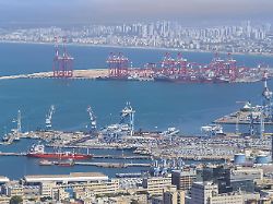 israel panoramablick auf die skyline der innenstadt von haifa den hafen und das historische zentrum