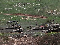 israeli soldiers stand on tanks near the border with lebanon in northern israel april 9 2026