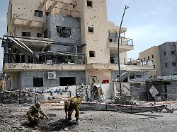 israelische sicherheitskraefte untersuchen den einschlag einer aus dem libanon abgefeuerten rakete