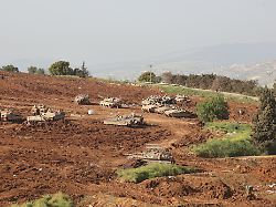 israelische truppen stehen in einem aufmarschgebiet im norden israels nahe der grenze zum libanon