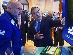 italy s ambassador to the unites states marco peronaci right meets with specialist meric greenbaum during his visit to the trading floor of the new york stock exchange thursday april 23 2026