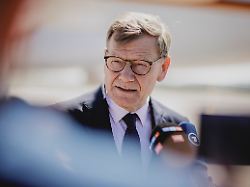 johann wadephul cdu bundesaussenminister aufgenommen bei einem pressestatement vor abflug nach irland am flughafen in berlin 22 04 2026 fotografiert im auftrag des auswaertigen amtes