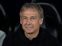 juergen klinsmanns laechel sorgt in suedkorea fuer unmut