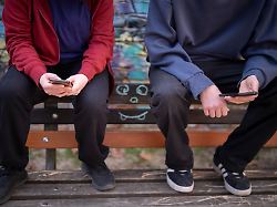 jugendliche schauen in ihre handys in frankfurt am main foto vom 08 03 2026