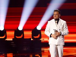 kandidat menowin froehlich bei der ersten von drei live shows der 22 staffel der deutschen gesangs castingshow deutschland sucht den superstar dsds in den mmc studios koeln 28 04