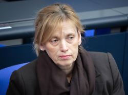 karin prien bundesministerin fuer bildung familie senioren frauen und jugend im portrait auf der regierungsbank bei der 71 sitzung des deutschen bundestag in berlin 16 04