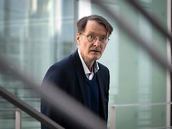 karl lauterbach spd frueherer gesundheitsminister kommt ueber die treppe des marie elisabeth lueders hauses zur oeffentlichen anhoerung der enquete kommission des bundestages zur corona pandemie