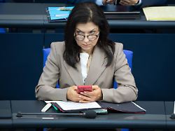 katherina reiche bundesministerin fuer wirtschaft und energie blickt nach oben mit brille auf der regierungsbank bei der 74 sitzung des deutschen bundestag in berlin 24 04