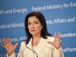 katherina reiche cdu bundesministerin fuer wirtschaft und energie spricht bei einer pressekonferenz im bundeswirtschaftsministerium