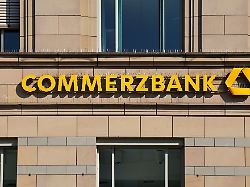 kiel germany 19 march 2026 commerzbank schild an einer gebaeudefassade das die finanzdienstleistungen in kiel repraesentiert