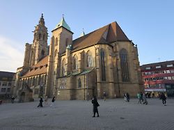 kiliansplatz in der heilbronner innenstadt stadtzentrum fussgaengerzone fussgaenger shopping shoppingmeile kilianskirche kirche grossstadt heilbronn neckartal neckar baden wuerttemberg deutschland