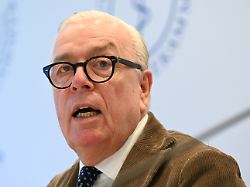 klaus reinhardt praesident der bundesaerztekammer spricht waehrend der neujahrs pressekonferenz