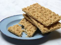 knaeckebrot auf teller gestapelt crispbread on a plate stacked copyright imagebroker juergenxpfeiffer ibxjpf12778801