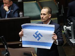 konrad berkowicz abgeordneter im sejm in warschau polen haelt eine israelische flagge mit einem hakenkreuz