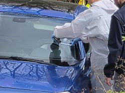 kriminaltechniker arbeiten am einsatzort bei einer verfolgungsfahrt in saarbruecken ist ein mann durch polizeischuesse verletzt worden und danach gestorben