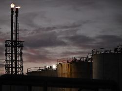 lagersilos und stromleitungen in der shell raffinerie in der geelong oelraffinerie in corio geelong