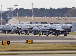 lakenheath the netherlands 2026 04 01 10 19 01 raf lakenheath 02 04 2026 eighteen a10 warthog anti tank aircraft during a stopover on their way to participate in epic fury