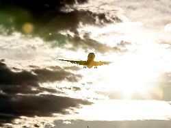 landung eines flugzeug am flughafen ber berlin brandenburg willy brandt schoenefeld 29 09 2025