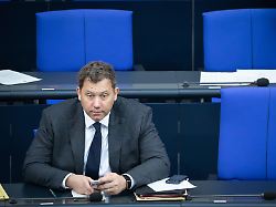 lars klingbeil bundesminister der finanzen vizekanzler alleine auf der regierungsbank bei der 74 sitzung des deutschen bundestag in berlin 24 04