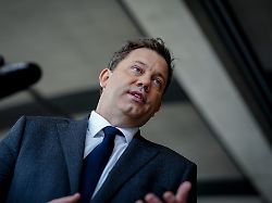 lars klingbeil spd bundesminister der finanzen vizekanzler und spd bundesvorsitzender gibt ein pressestatement zur privaten altersvorsorge