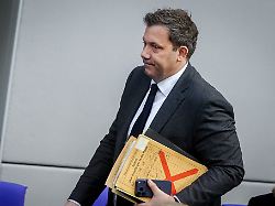 lars klingbeil spd bundesminister der finanzen vizekanzler und spd bundesvorsitzender verlaesst die sitzung des bundestags zum altersvorsorgereformgesetz