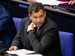 lars klingbeil spd bundesminister der finanzen nimmt an der debatte zur senkung der energiesteuer fuer kraftstoffe im plenum des bundestags teil