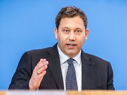 lars klingbeil spd bundesminister der finanzen nimmt an der pressekonferenz zum regierungsentwurf zum haushalts 2027 und dem finanzplan 2028 2030 teil