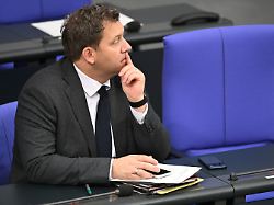 lars klingbeil spd bundesminister der finanzen nimmt an einer sitzung des bundestags teil
